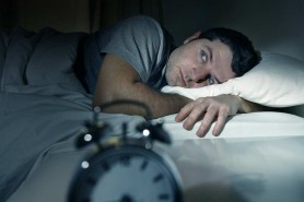 Cinci obiceiuri care îți perturbează somnul. Pot dezvolta boli grave